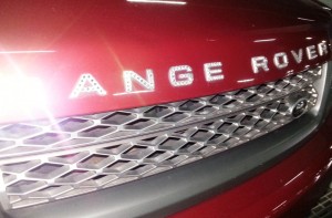 Diamantes en las letras de un coche chino