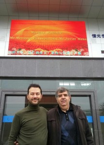 La hospitalidad china se refleja en la inclusión de los nombres de sus visitantes en pantallas LED