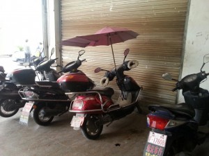 Los trabajadores chinos que se desplazan en motocicleta desarrollan accesorios "low-cost" para las mismas
