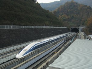El tren de levitación magnética Maglev entre el aeropuerto de PuDong y Shanghai alcanza 430km/h