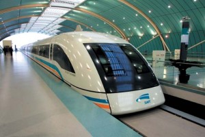 El tren de levitación magnética Maglev entre el aeropuerto de PuDong y Shanghai alcanza 430km/h
