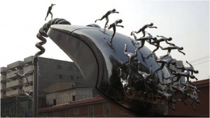 Monumento chino consistente en un mouse metálico