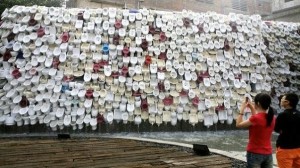 Monumento chino consistente en una pared de inodoros